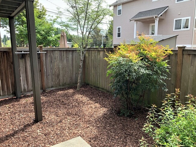 Building Photo - Gorgeous Townhouse in Green-Lake Community