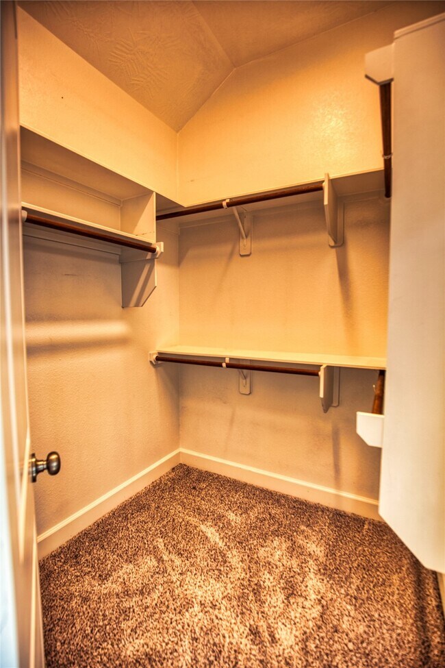 Building Photo - 912 Farm Path