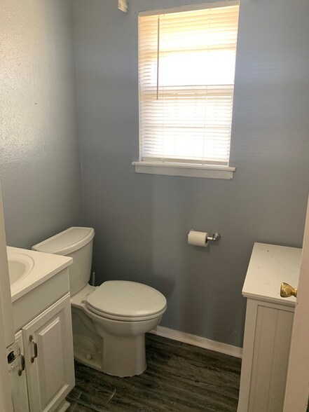 Building Photo - 984 E Schirra Dr