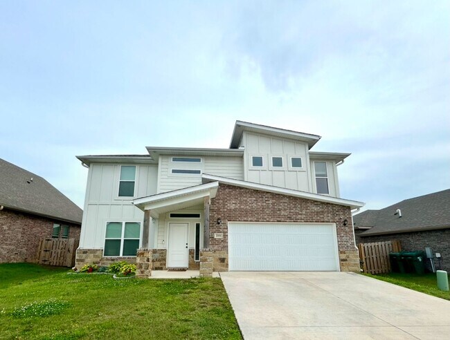 Primary Photo - Gorgeous Contemporary Family Home in Cente...