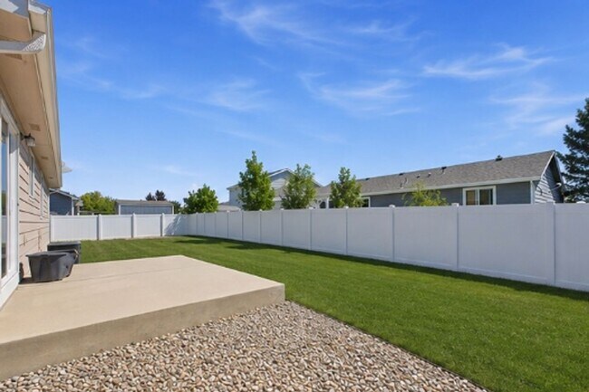 Building Photo - AVAILABLE NOW –   3 BD, 2 BA, 2 Car Garage - Pet Friendly | Wellington, CO
