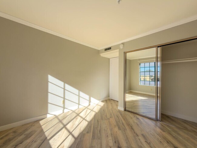 Building Photo - Spacious 3BR Condo in Downtown Glendale!