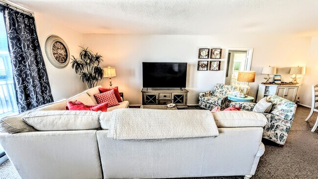 Building Photo - Annual UNfurnished Siesta Key Gulf front 2/2 condo with water views!