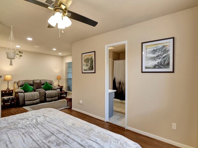 Building Photo - 21902 Meadowhill Dr