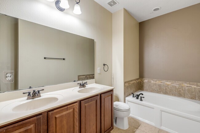 Building Photo - 627 Aeolian Dr