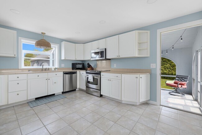 Building Photo - 295 Carpenter Dr