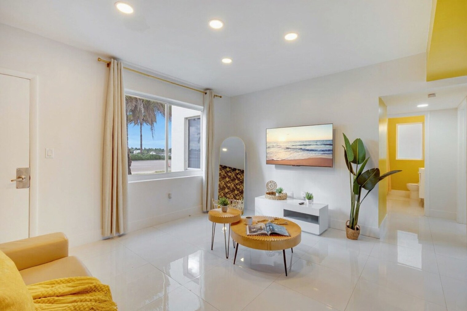 Building Photo - 809 S Ocean Dr