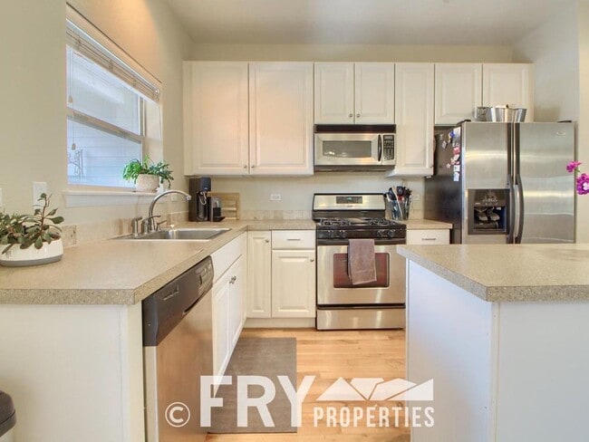 Building Photo - Multi-Level Townhome in the Heart of Belmar