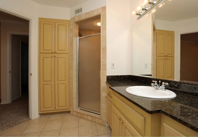 Building Photo - Beautiful large 2-bedroom 2 baths with 1 car garage in Mid Town Tulsa!!