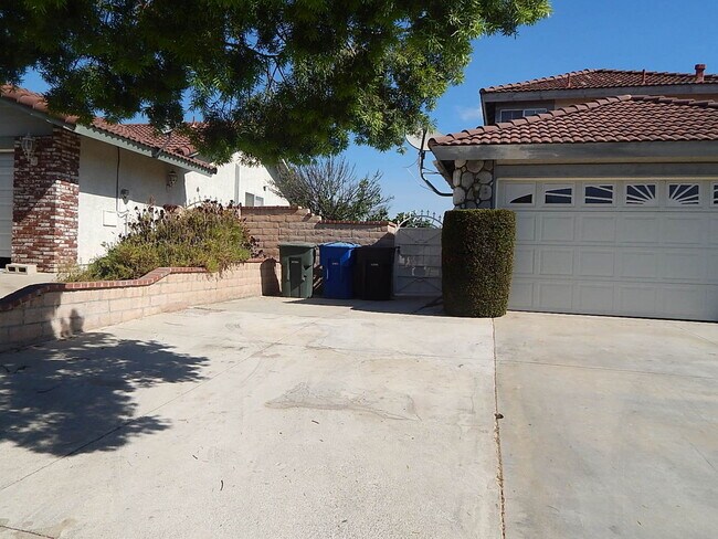 Building Photo - 20410 Mesa Oak Dr