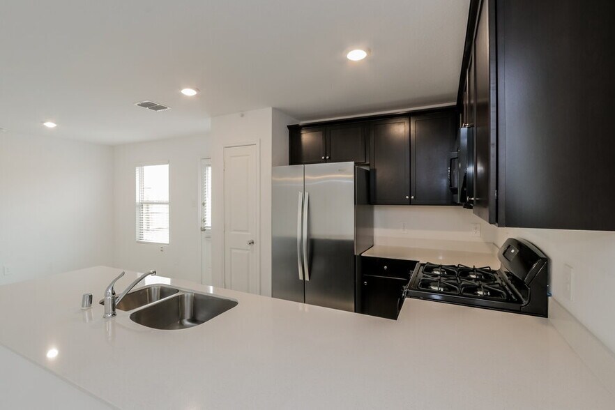 Building Photo - 1149 Crestview Dr