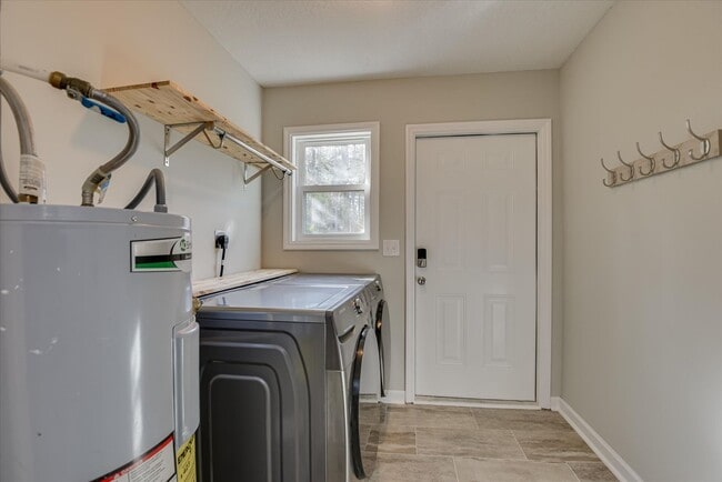 Building Photo - 2 Bed/1 Bath just minutes from Augusta University and Surrey Center, featuring granite countertop...