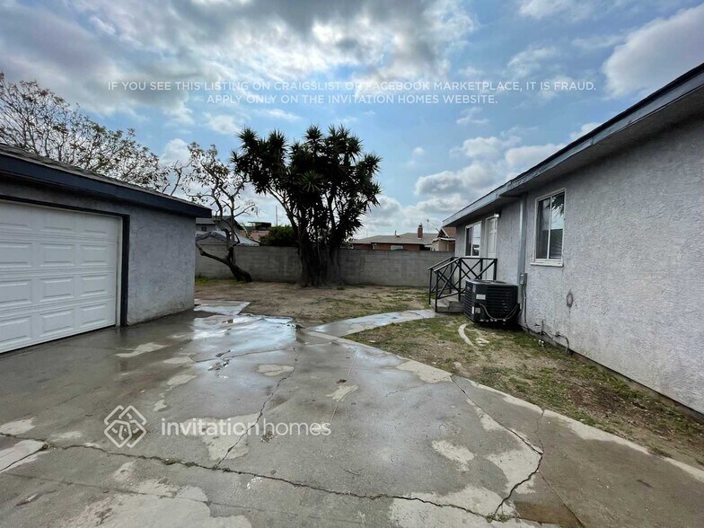 Building Photo - 3924 W 104th St