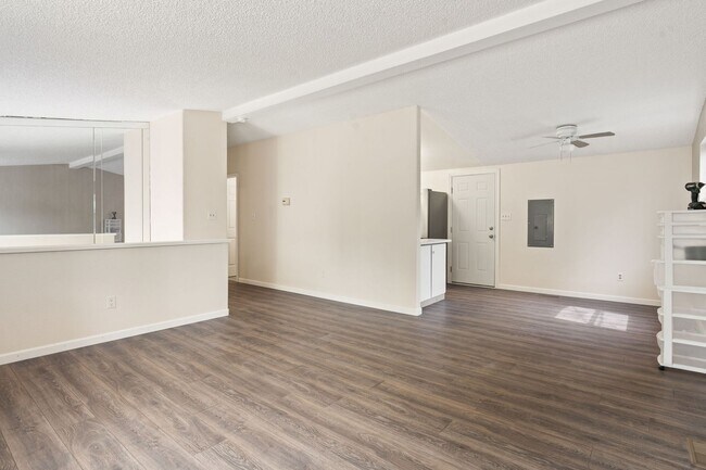 Building Photo - 400 Casad Ave
