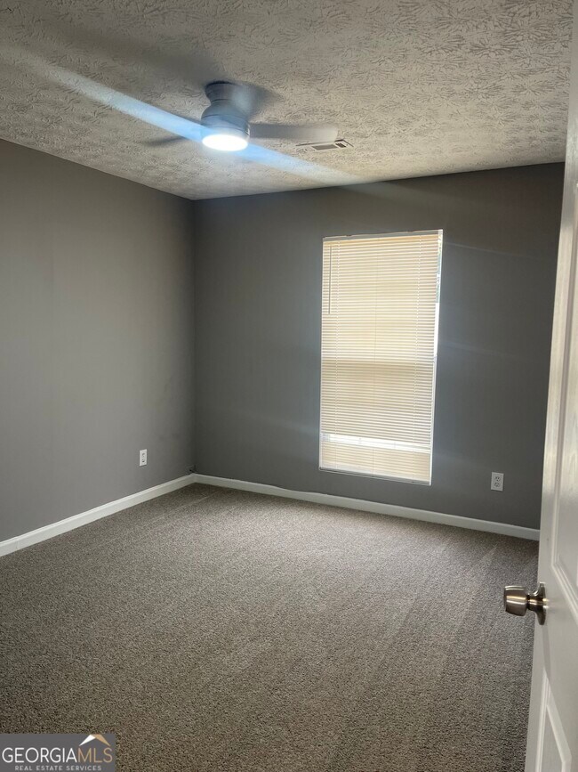 Building Photo - 320 Willow Springs Dr