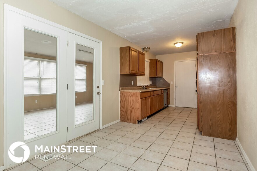 Building Photo - 9313 S Land Ave