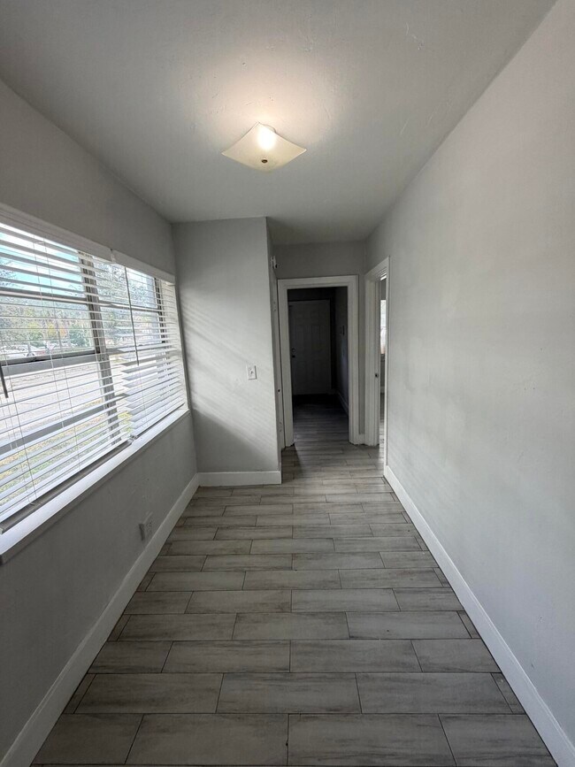 Building Photo - 2722 Poinsettia Ave