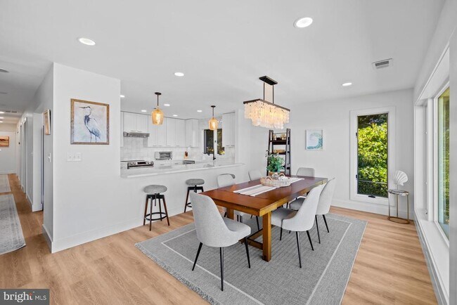 Building Photo - 5510 Beach Dr
