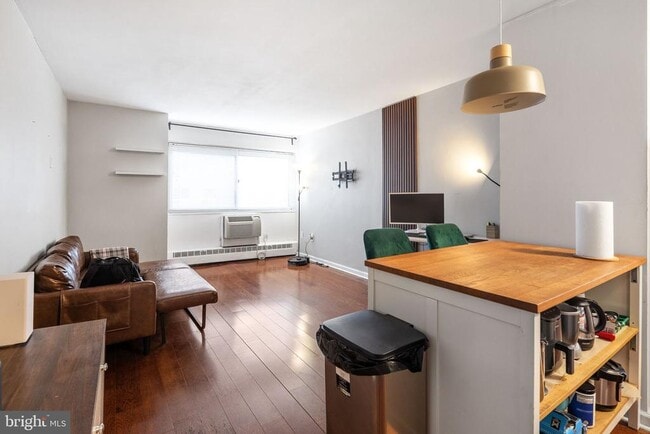 Building Photo - 2101 Chestnut St