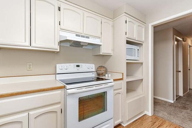 Building Photo - 735 Oak Knoll Dr