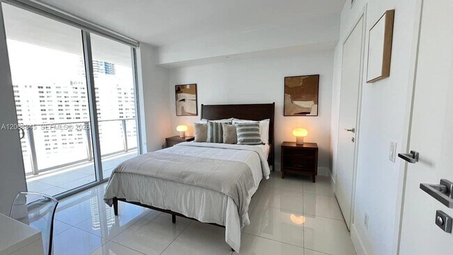 Building Photo - 1300 Brickell Bay Dr