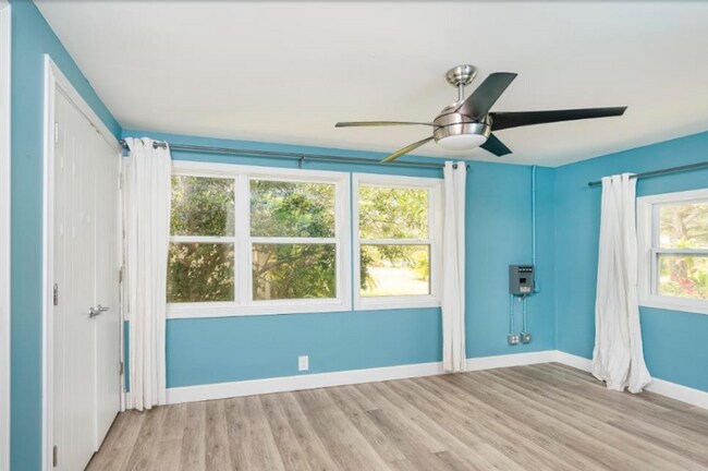 Building Photo - DAVIS SHORES RENTAL AVAILABLE!