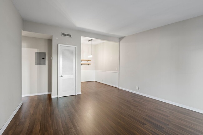 Building Photo - 4425 Westlawn Dr
