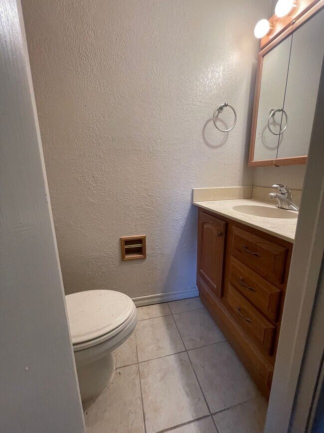 Building Photo - Cute remodeled 3Bd 1.5 bath