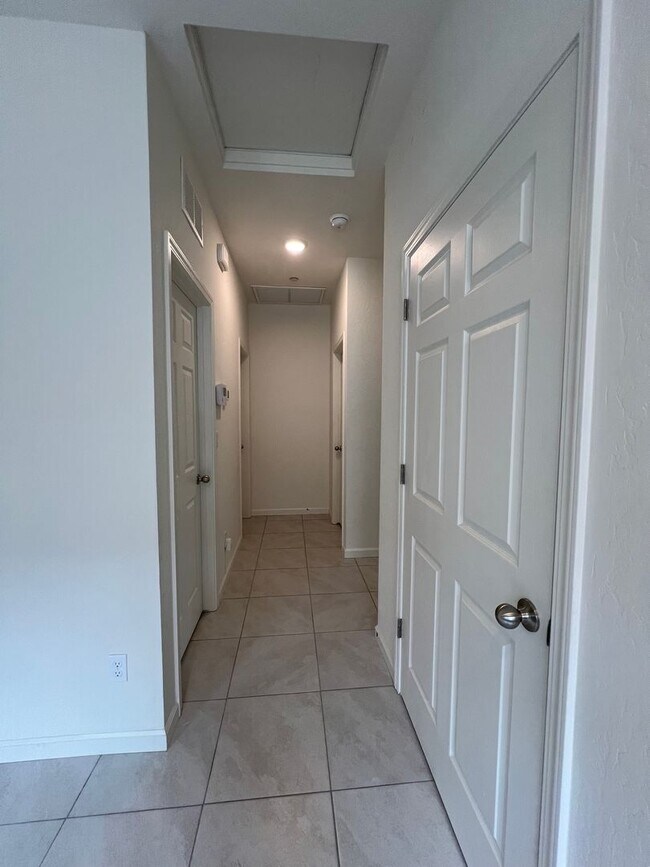 Building Photo - 587 Sandtrap Ln
