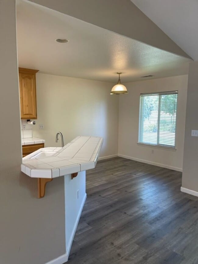 Building Photo - Home on Palo Cedro Golf Course!
