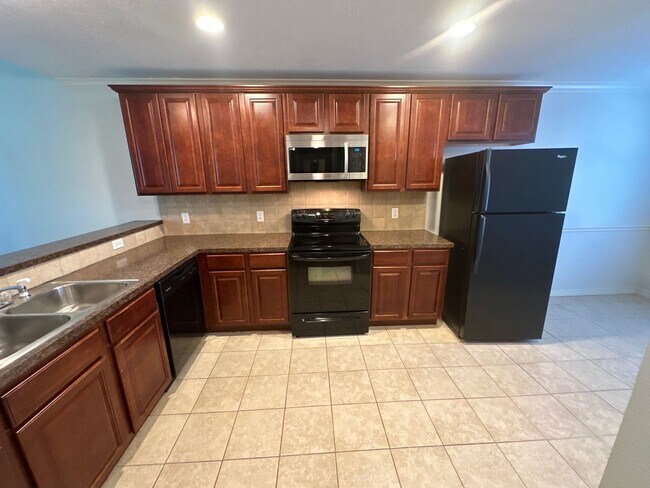 Building Photo - 2 BED 2 BATH TOWNHOME ON SHUTTLE ROUTE NEAR CAMPUS -  WITH POOL!