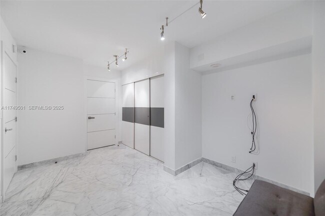 Building Photo - 19195 NE 36th Pl