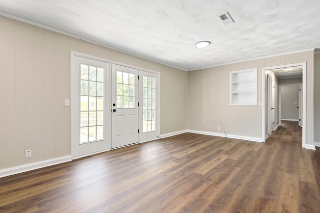 Building Photo - 201 Roberts St