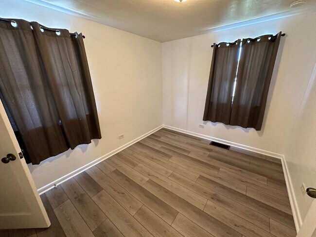 Building Photo - Recently updated 2-bedroom, 1-bath unit in a well-maintained Englewood fourplex w/ a shared yard!...
