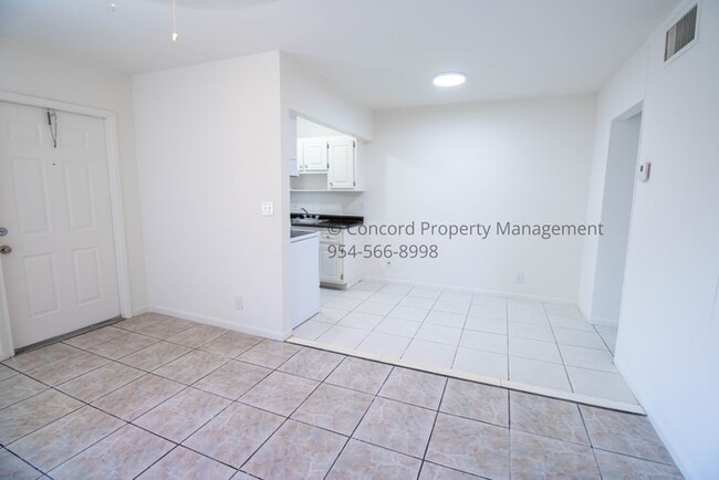 Building Photo - Nice 2nd Floor 1/1 in GREAT Hollywood Location with Pool and Laundry on Site