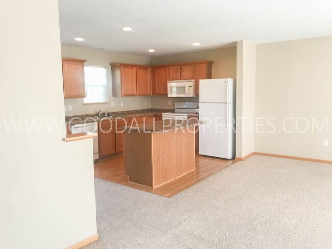 Building Photo - 2 Bedroom, 2.5 Bath Townhome in Urbandale with an attached two car garage.