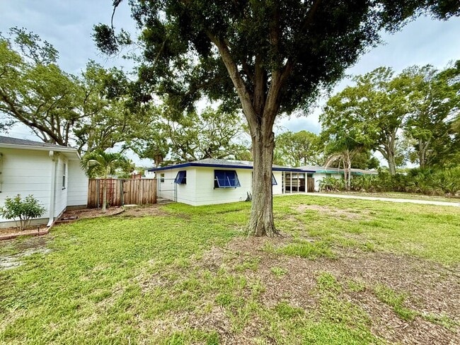 Building Photo - 1837 Pasadena Dr