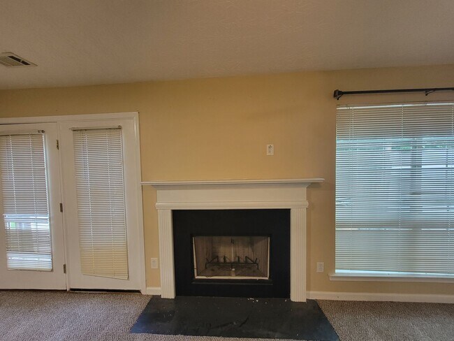 Building Photo - Save Time - Save Money - Beautiful Townhome - New Carpet