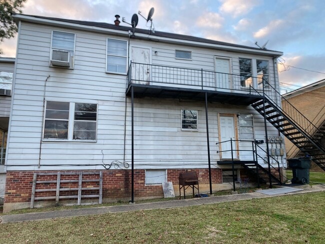 Building Photo - 260 1/2 Wyandotte St-