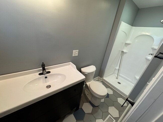 Building Photo - Fountain Square 3 Bed 2 Bath with fenced in backyard