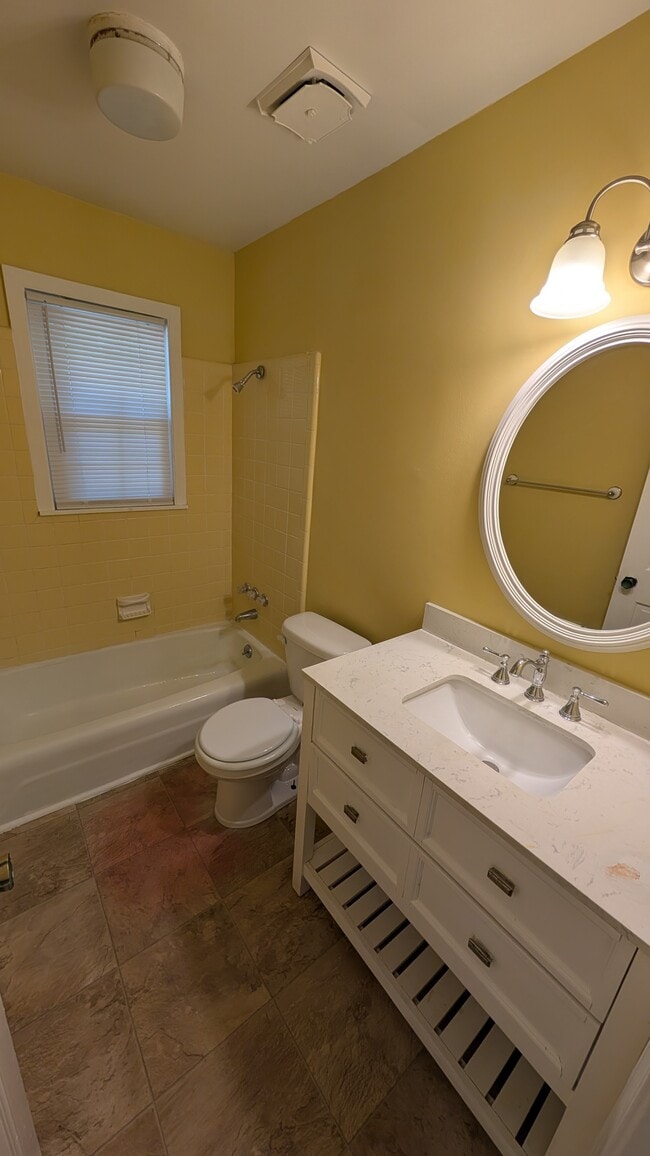 Building Photo - 2622 Kingston Dr