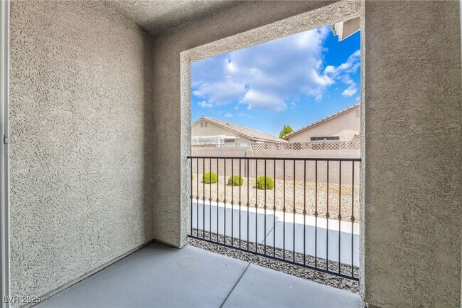 Building Photo - 5730 Sky Pointe Dr