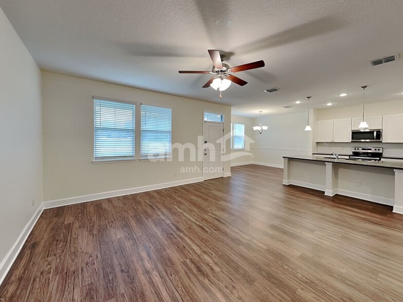 Building Photo - 2437 S Park Ave