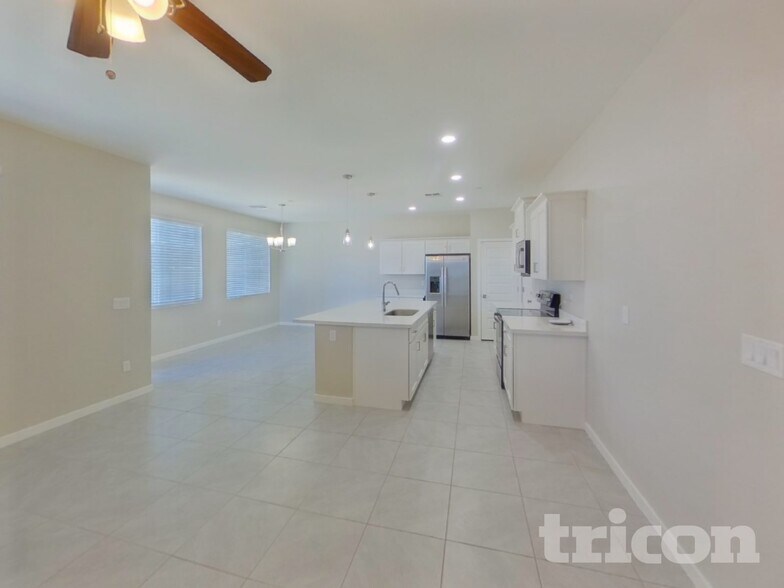 Building Photo - 1349 N Parkcrest