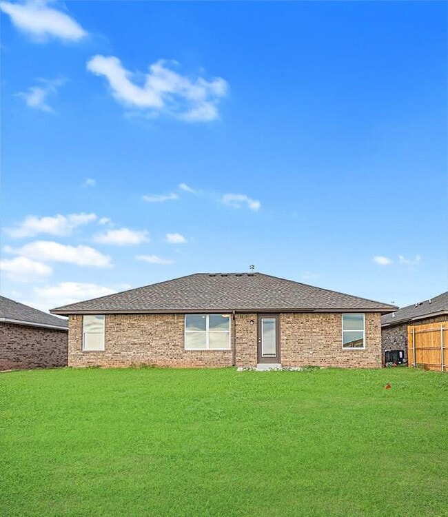 Building Photo - 1626 Highland Loop