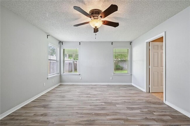 Building Photo - 1032 Sterling Oaks Blvd