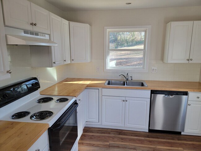 Building Photo - 2 Bedroom 1 Bathroom House