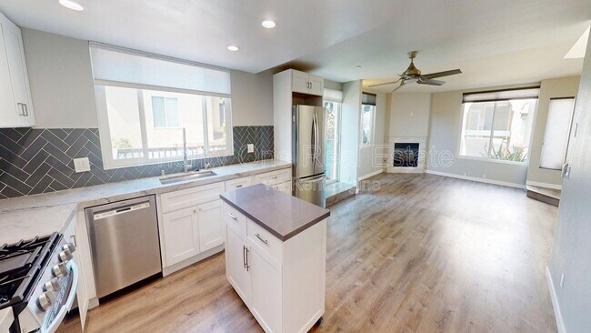 Building Photo - 4070 Riviera Dr