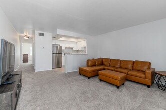 Building Photo - 680 71st Ave N