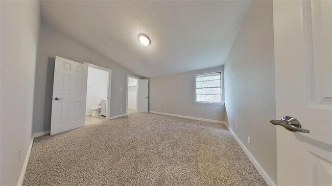 Building Photo - 1916 Valley Hill Cir